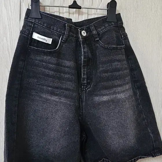 [BUNJANG] Novelty Black Washing Denim Shorts / 노벨티 블랙 워싱 데님 숏팬츠