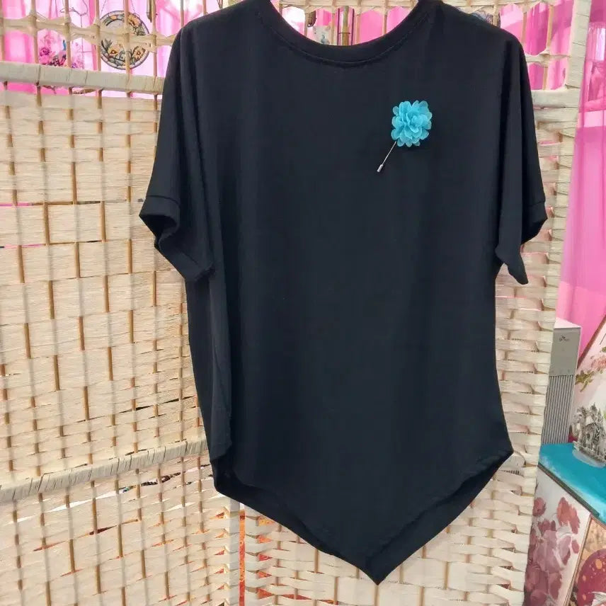 [BUNJANG] Black Flower Brooch Detail T-Shirt / 블랙 색상 꽃 브로치 포인트 티셔츠
