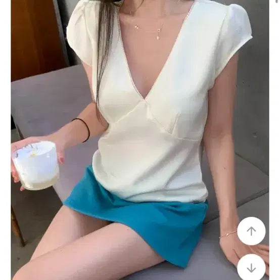 [BUNJANG] Zibe V-Neck Satin Crop Blouse / 지브 브이넥 세틴 크롭 블라우스