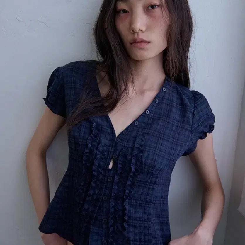 [BUNJANG] ODESS Low Edge Ruffle Blouse Navy Size 1 / 오데스 로우 엣지 러플 블라우스 네이비 1사이즈