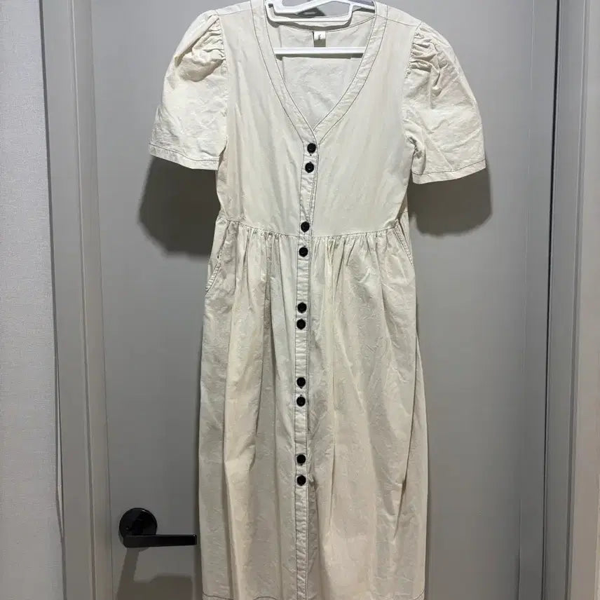 [BUNJANG] Light Beige Button Dress with Black Stitch Detail / 연한베이지 아이보리 버튼 원피스