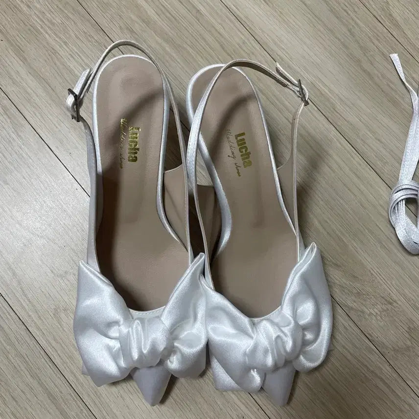 [BUNJANG] Lucha Handmade Satin Ribbon Slingback Wedding Shoes (Strap Included) / 수제화 세틴 리본 슬링백 웨딩슈즈 230 (스트랩 포함)