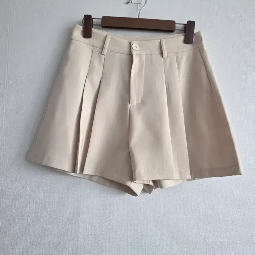 [BUNJANG] Beige Pleated Short Pants / 베이지색 플리츠 숏팬츠