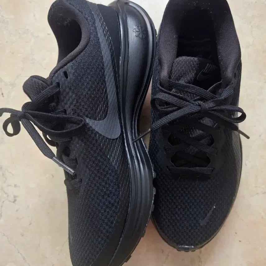 [BUNJANG] Nike Revolution 8 Black Sneakers (235) / 나이키 레볼루션8 블랙 - 235