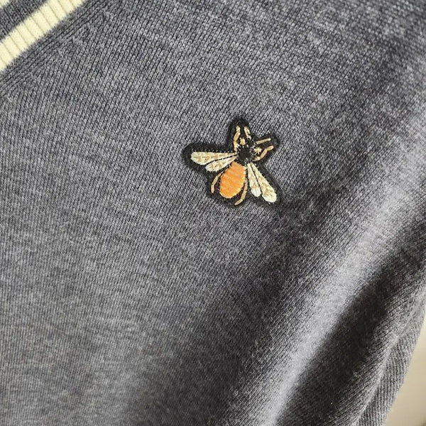 [BUNJANG] Bee Embroidery V-Neck Wool Knit 95 / 꿀벌 자수 브이넥 울니트95