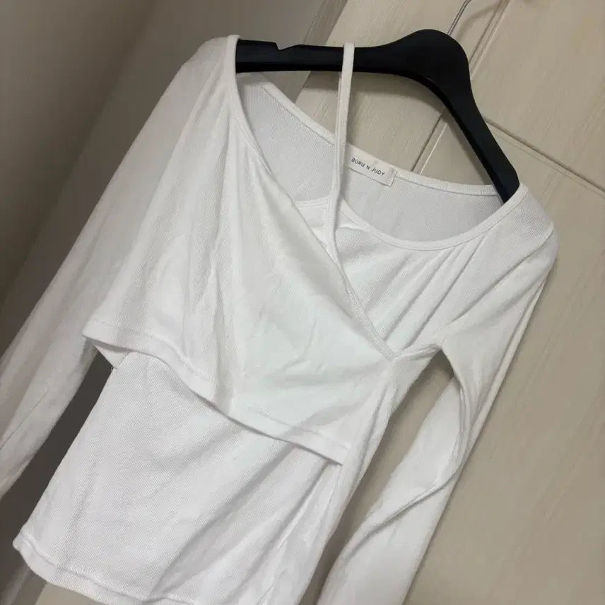 [BUNJANG] Off-Shoulder T-Shirt / 에이블리 오프숄더 티셔츠 교신가능