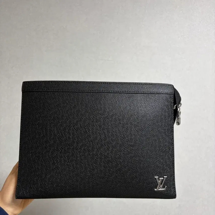 [BUNJANG] Louis Vuitton LV Taiga Pochette Voyage Clutch Bag M30450 / 루이비통 LV 타이가 포쉐트 보야주 클러치백(M30450)