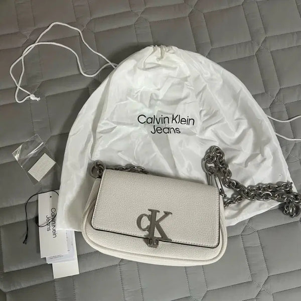 [BUNJANG] Calvin Klein Jeans Minimal Monogram Chain Flap Bag White / 캘빈클라인 진 미니멀 모노그램 체인 플랩 화이트