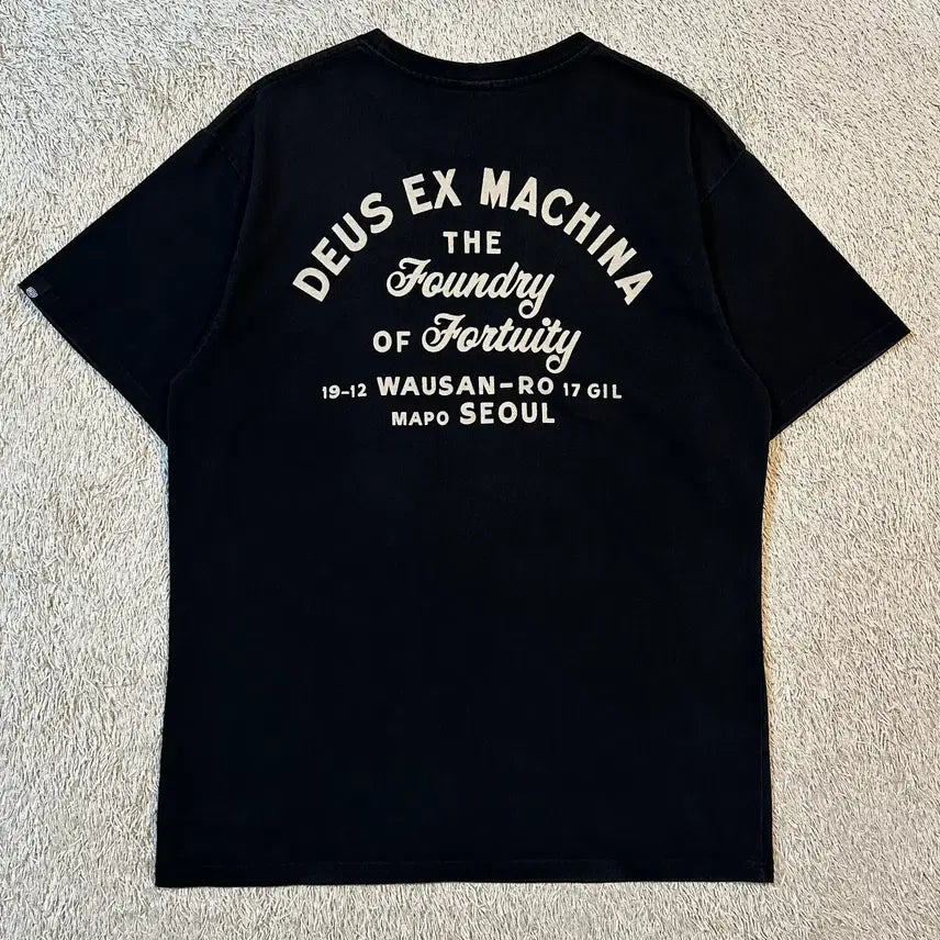 [BUNJANG] Deus Ex Machina Seoul Script Address Short Sleeve T-Shirt Black M / [M] 데우스 엑스 마키나 서울 스크립트 어드레스 반팔 티셔츠 블랙