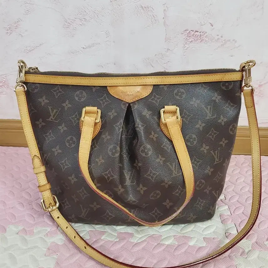 [BUNJANG] Monogram Crossbody Bag / 크로스백 컨디션우수