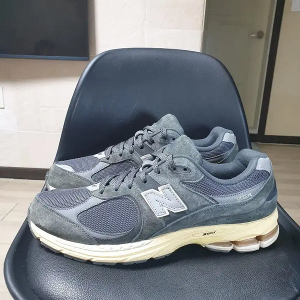 [BUNJANG] New Balance 2002R Grey Suede Sneakers US 10.5 / 뉴발란스 2002R 그레이 스웨이드 운동화 285