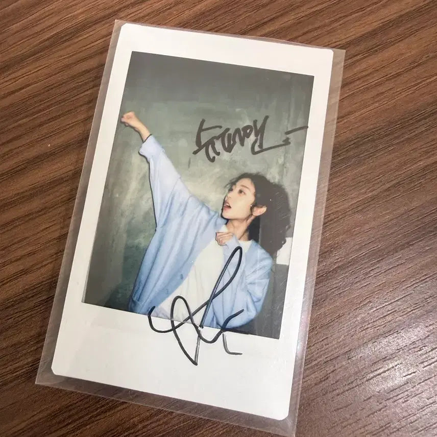 [BUNJANG] Lovelyz Yoo Ji-ae Signed Polaroid / 러블리즈 Lovelyz 유지애 친필 싸인 폴라로이드 양도합니다