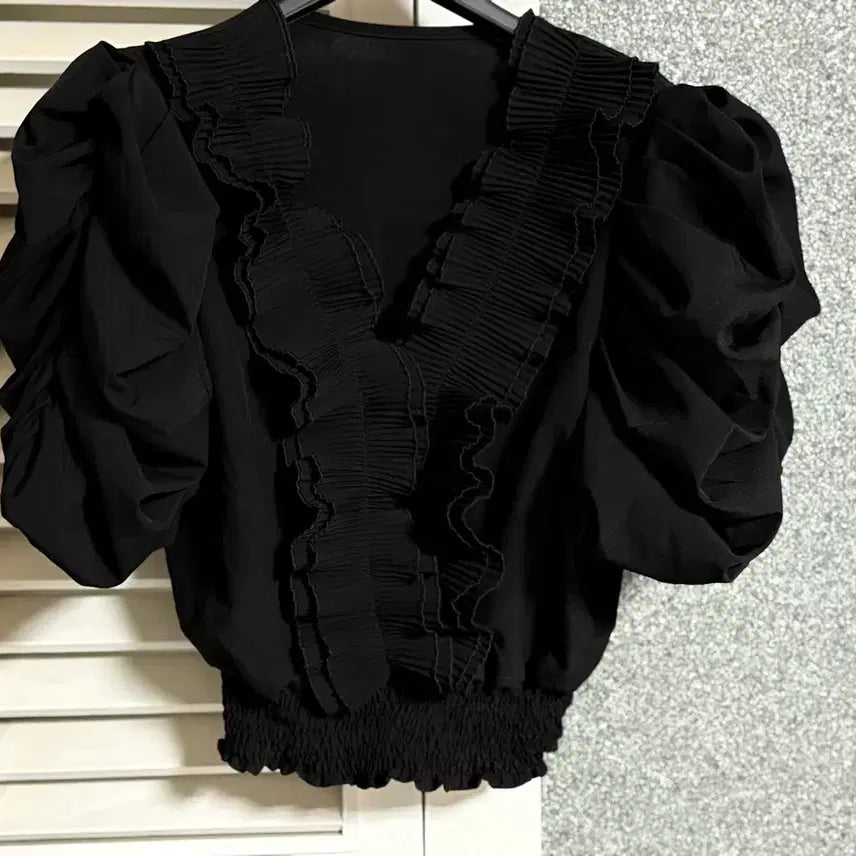 [BUNJANG] Black Puff Sleeve Ruffle Blouse / 블랙 퍼프 소매 프릴 블라우스 셔링블라우스 하객룩