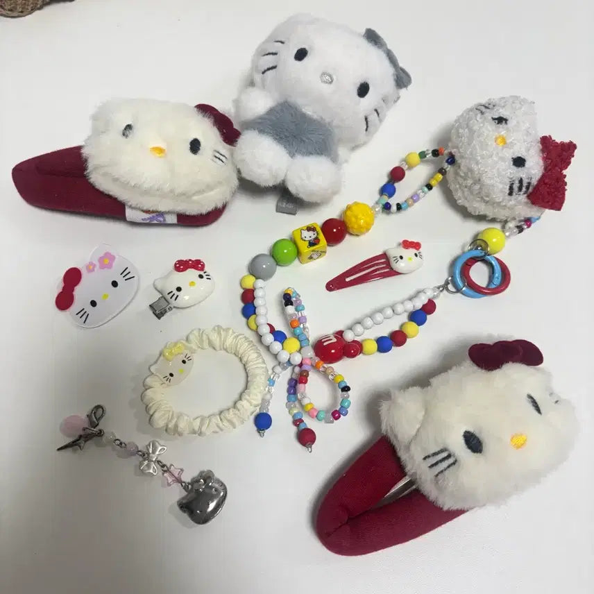 [BUNJANG] Hello Kitty Hair Pins, Keychains, Charms, and Hair Ties Set / 헬로키티 일괄 세트 새상품 머리핀 헤어핀 키링 백 참 헤어끈 인형 악세서