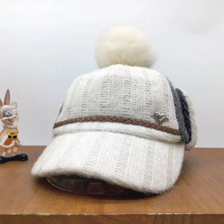[BUNJANG] Volvik Heart Pendant Earmuff Beanie Hat - White / Volvik 볼빅 귀달이 니트 방울이 모자 하트 팬던트 화이트
