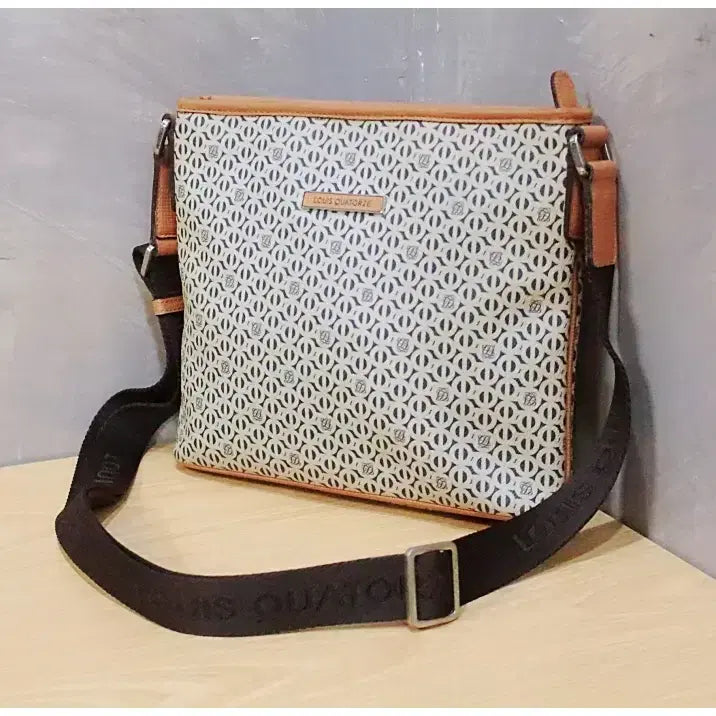 [BUNJANG] Louis Quatorze Logo Pattern Leather Crossbody Messenger Bag / 루이까또즈 로고 패턴 가죽 크로스백 메신저백