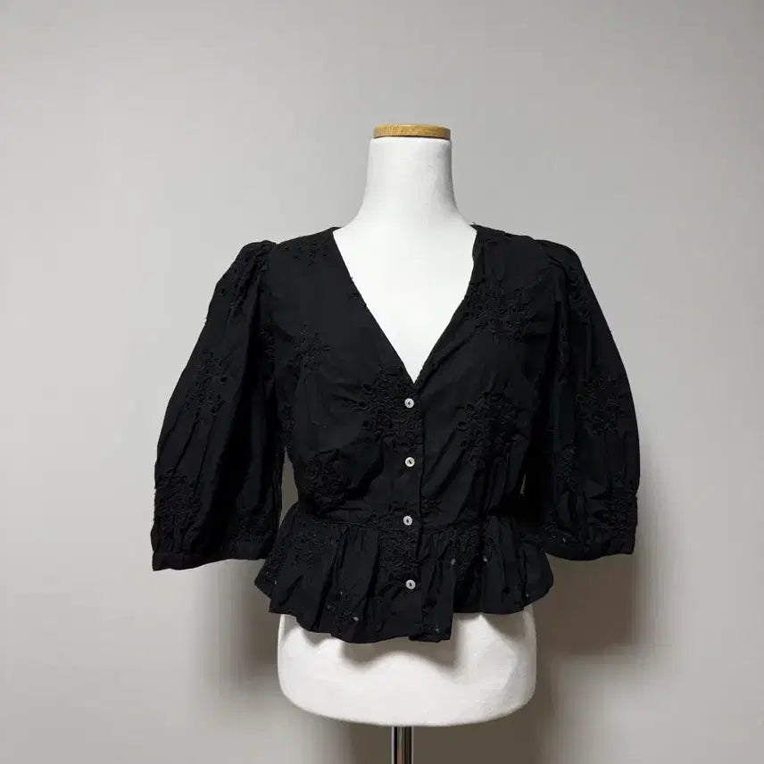[BUNJANG] Zara Black Label Eyelet Blouse / zara 자라 블랙라벨 아일렛 블라우스