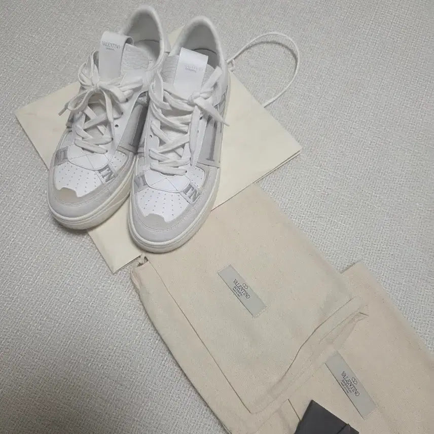 [BUNJANG] Valentino White Sneakers / 발렌티노 스니커즈 화이트