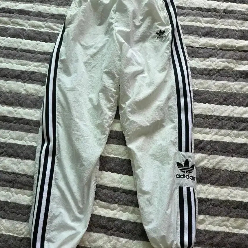 [BUNJANG] Adidas Women's Training Pants White Three-Stripes Detail / 아디다스 트레이닝 팬츠