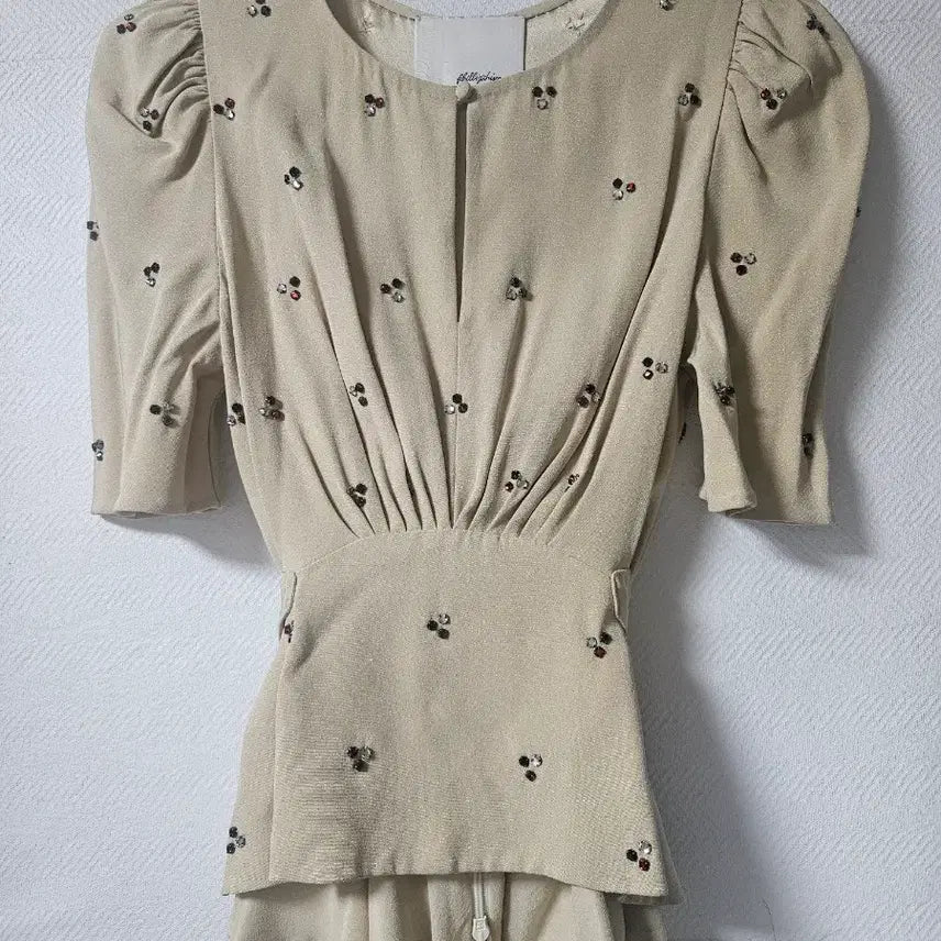[BUNJANG] Elegant Silk Blouse with Beaded Embellishments and Puff Sleeves / 고급스럽고 예쁜 실크블라우스