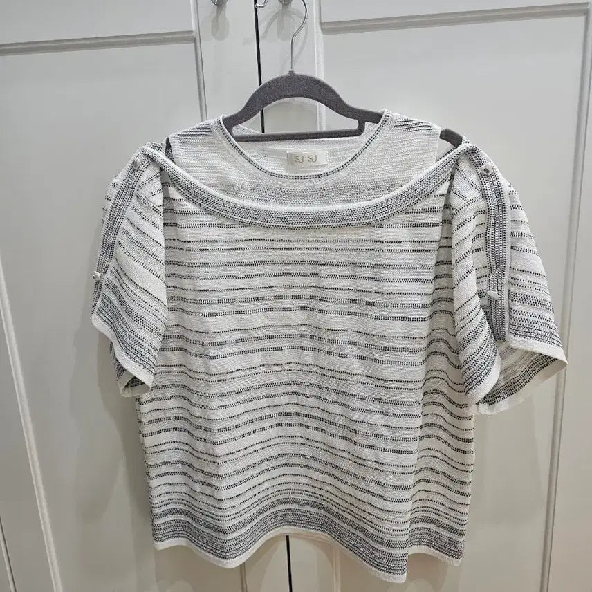 [BUNJANG] SJ SJ Shoulder Slit Knit / SJ SJ 어깨 트임 니트