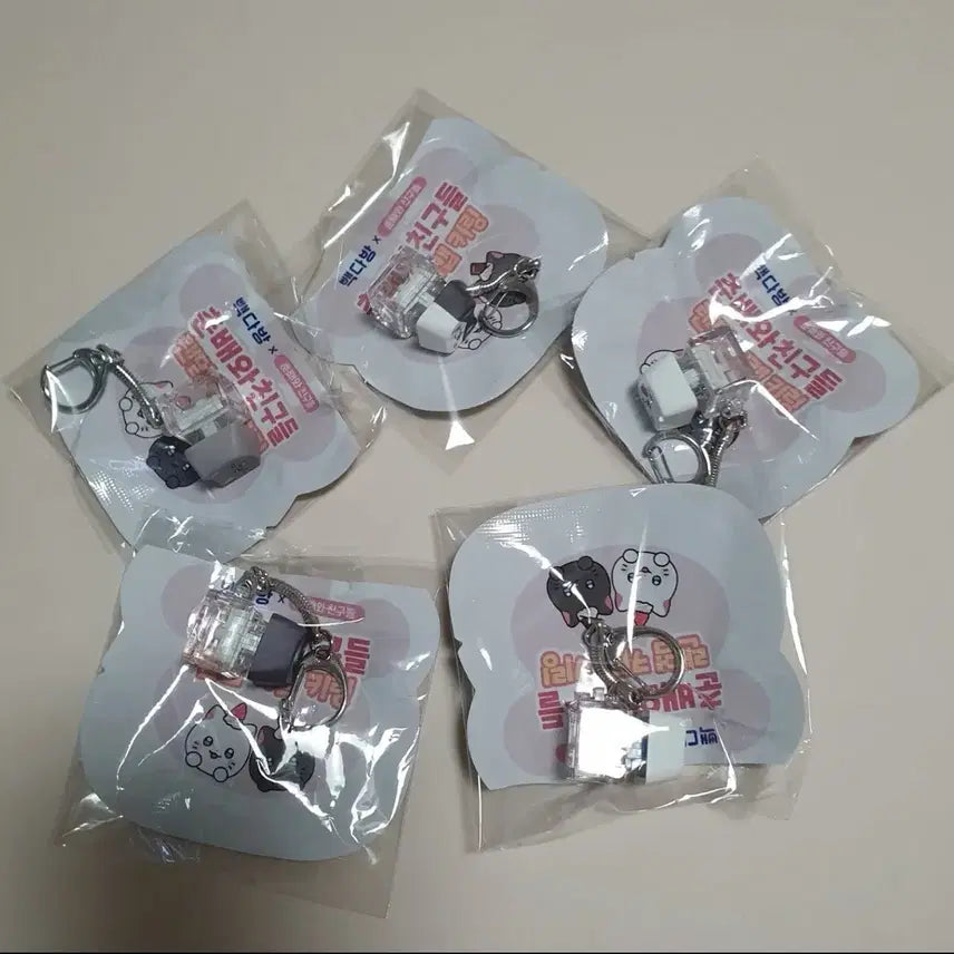 [BUNJANG] Baekdabang X Chunbae and Friends Limited Edition Keycap Keyring Full Set / 빽다방 X 춘배와 친구들 한정판 키캡 키링 풀세트 새상품