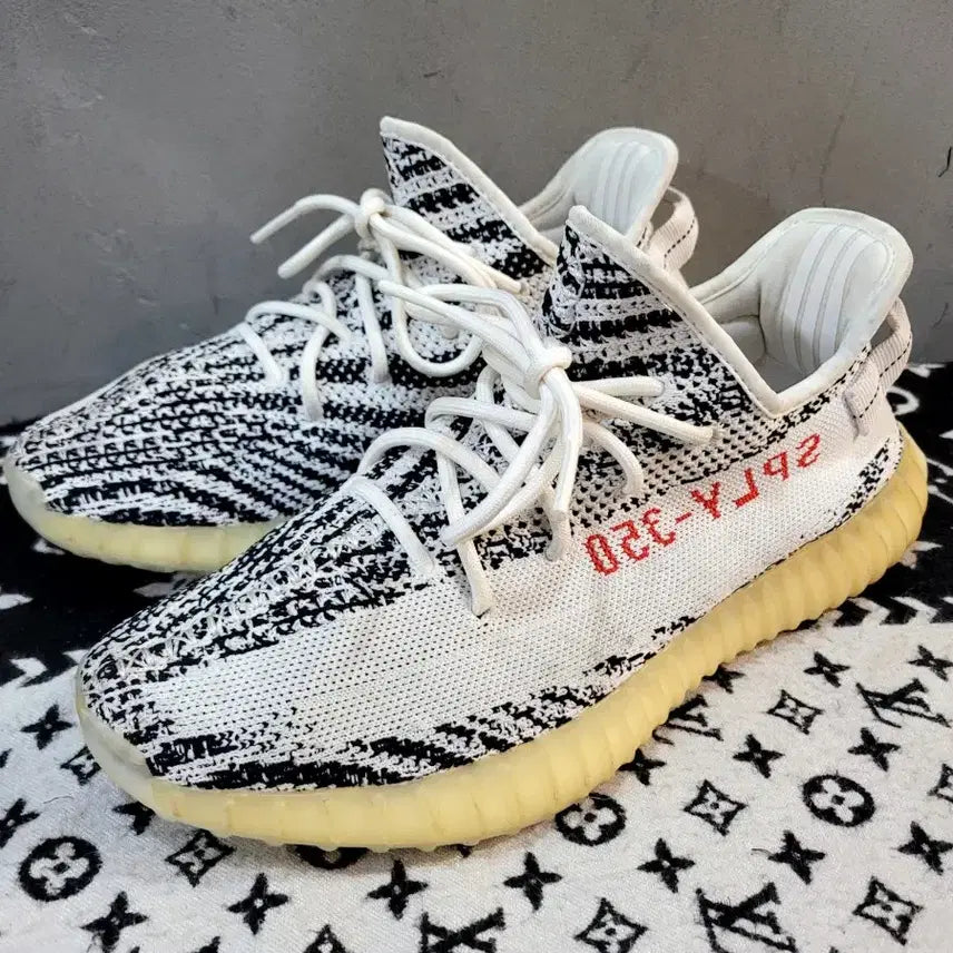 [BUNJANG] Adidas Yeezy Boost 350 V2 Zebra Sneakers / 정품 아디다스 이지부스트 350 V2 지브라 스니커즈