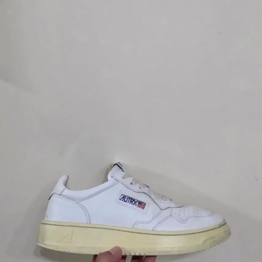 [BUNJANG] Autry Medalist Standard All White Leather Sneakers / [40] 오트리 autry 메달리스트 올화이트 스탠다드 기본소가죽