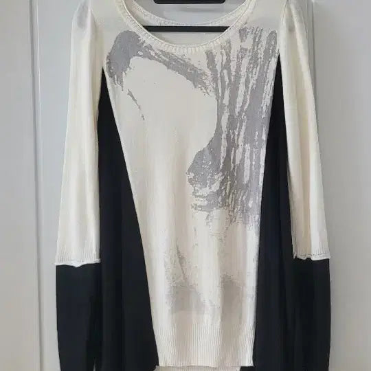 [BUNJANG] DEMOO Colorblock Print Long Sleeve Knit / 데무 블랙 화이트 배색 프린트 긴팔 니트