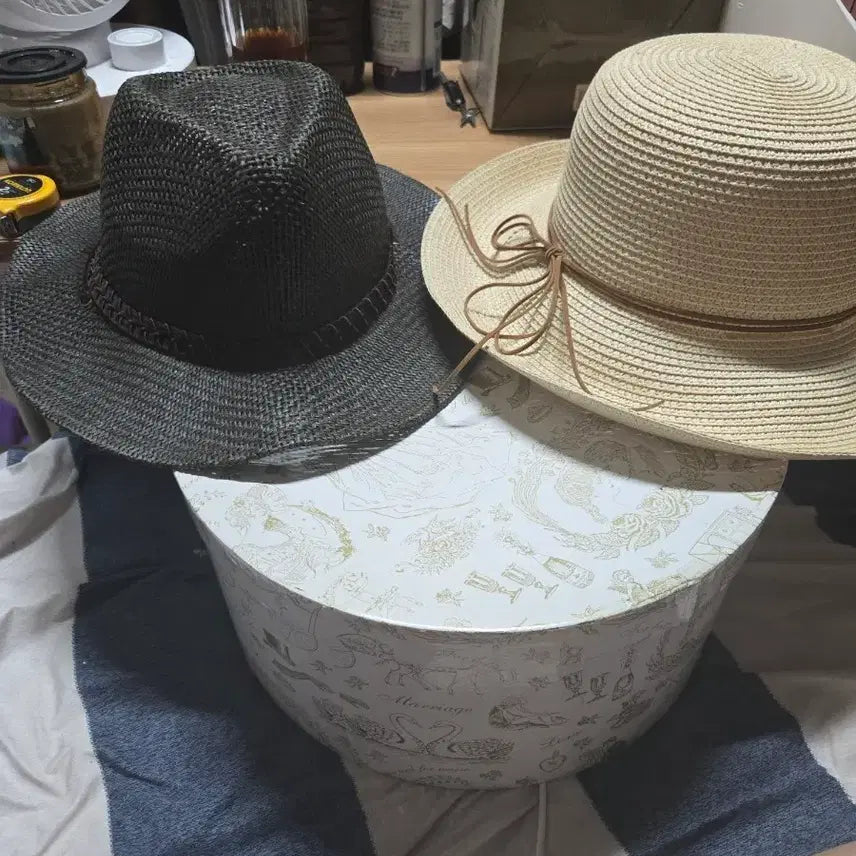 [BUNJANG] Black and Beige Fedora Hat Set / 모자 2개 검정/베이지