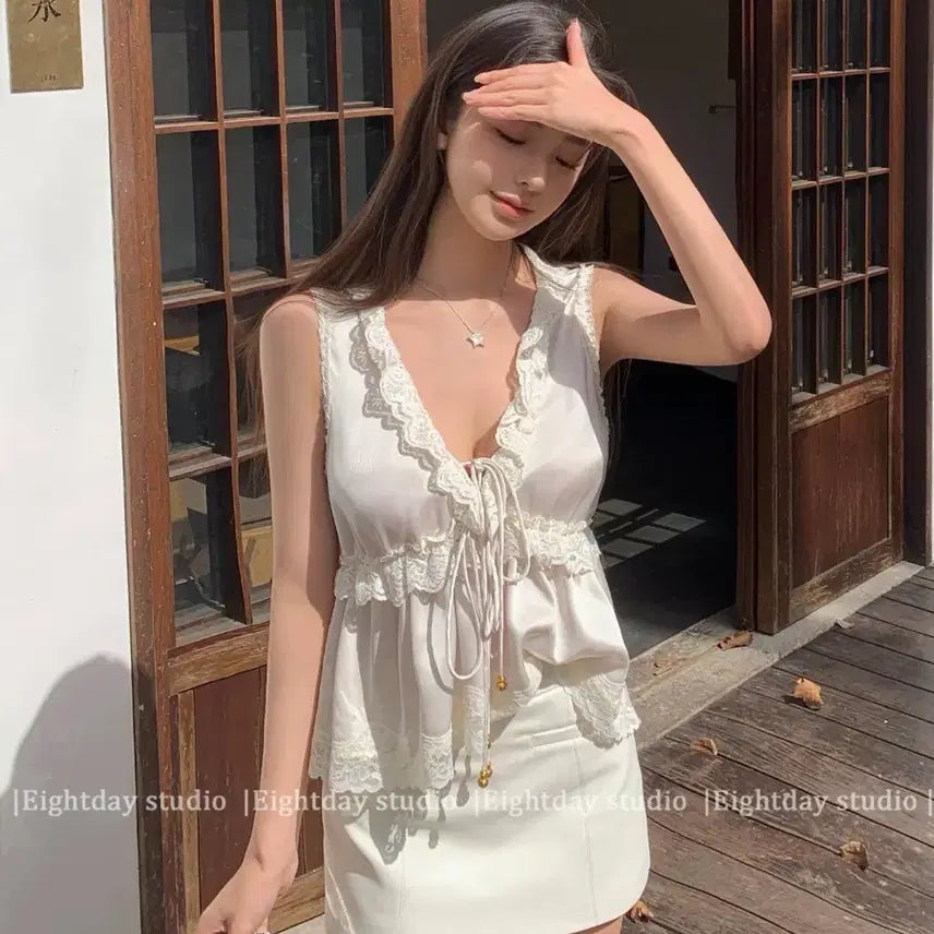 [BUNJANG] Lace Trimmed V-Neck Sleeveless Blouse / 레이스 배색 브이넥 민소매 블라우스