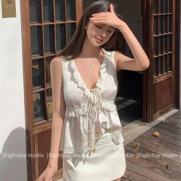 [BUNJANG] Lace Trimmed V-Neck Sleeveless Blouse / 레이스 배색 브이넥 민소매 블라우스