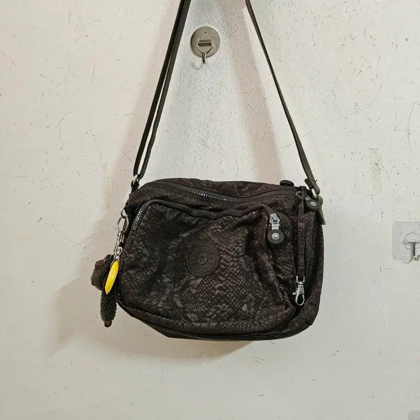 [BUNJANG] Kipling Crossbody Bag Snake Pattern / 키플링 크로스백 뱀피 무늬