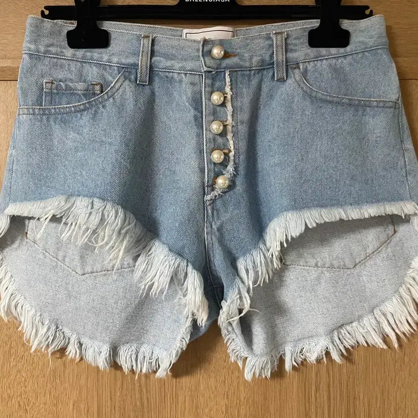 [BUNJANG] Forte Couture Pearl Detail Denim Shorts / 포르테 꾸뛰르 진주 데님 숏팬츠