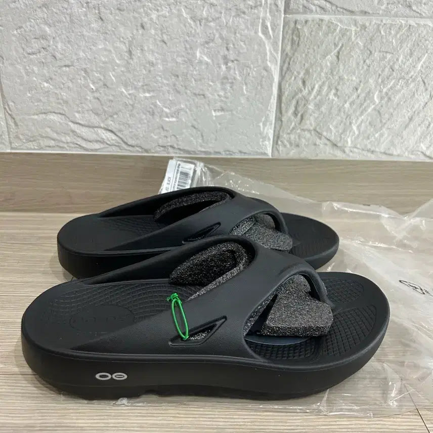 [BUNJANG] OOFOS Original Black Sandals Size M7/W9 (New) / 새상품 255사이즈 우포스 오리지날 블랙 M7,w9