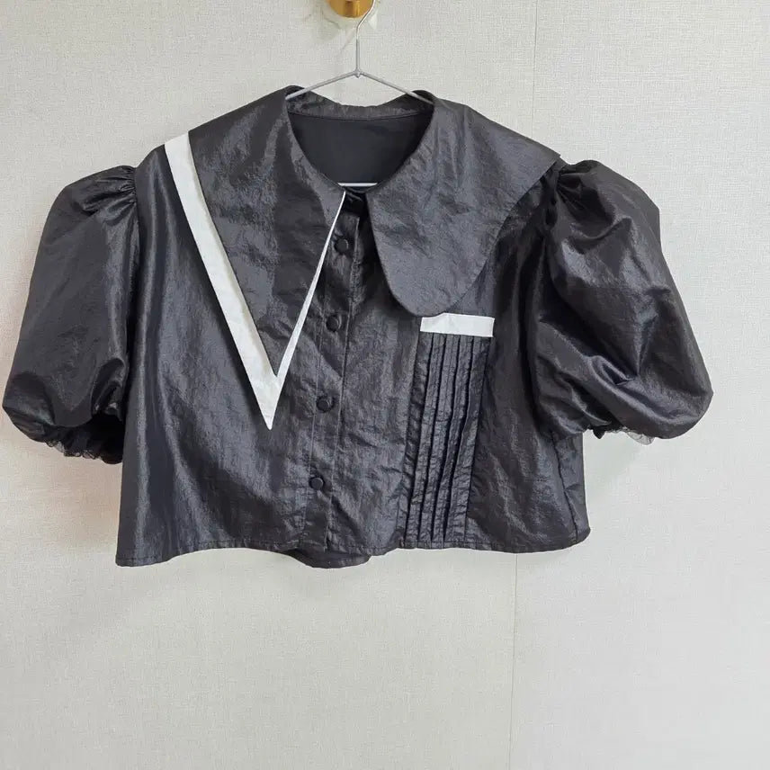[BUNJANG] Women's Black Asymmetrical Collar Puff Sleeve Crop Shirt / 여성 블랙 언발란스 카라 퍼프 소매 크롭 셔츠 F JJ2718