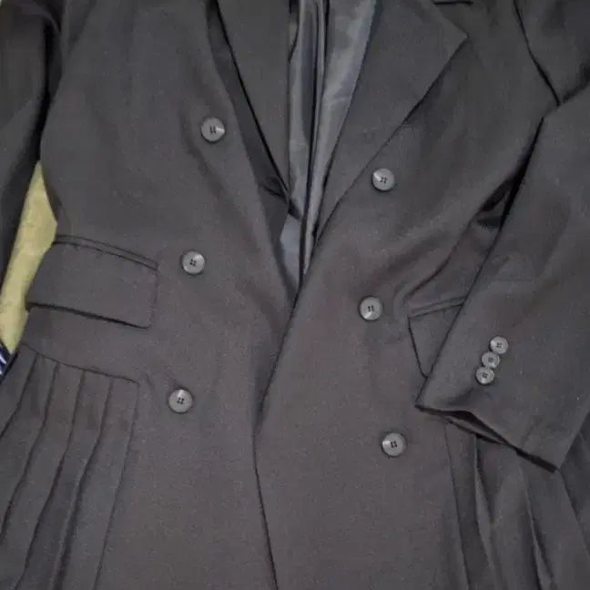 [BUNJANG] Black Trench Coat with Unique Pleated Detail / 자켓.코트 바바리 티.등등10킬로