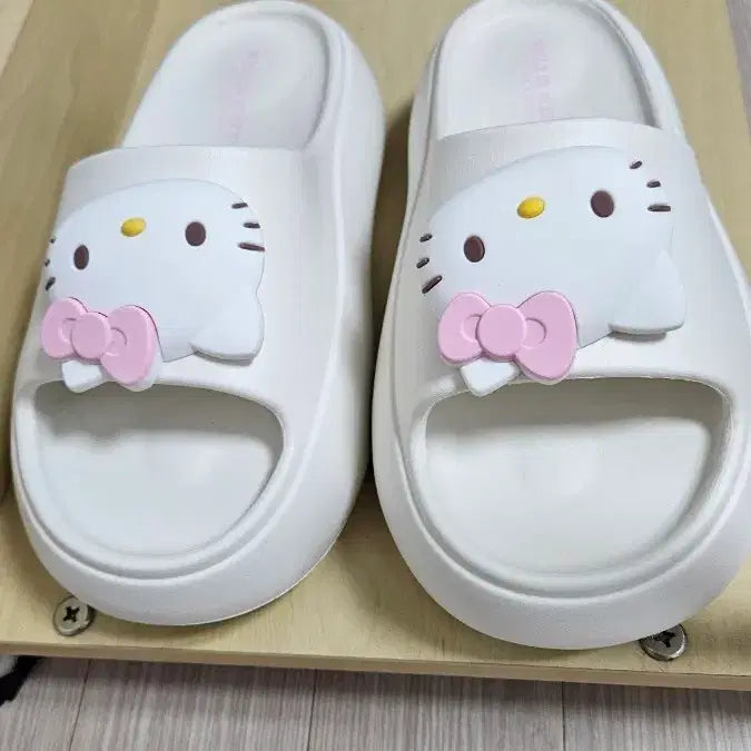 [BUNJANG] Hello Kitty White Slippers / 키티 슬리퍼