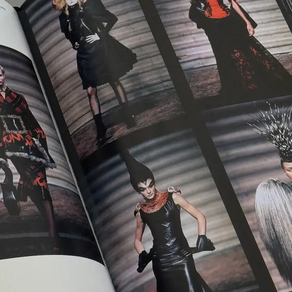 [BUNJANG] Givenchy Catwalk Art Book / 정가이하 / Givenchy Catwalk 지방시 캣워크 아트북