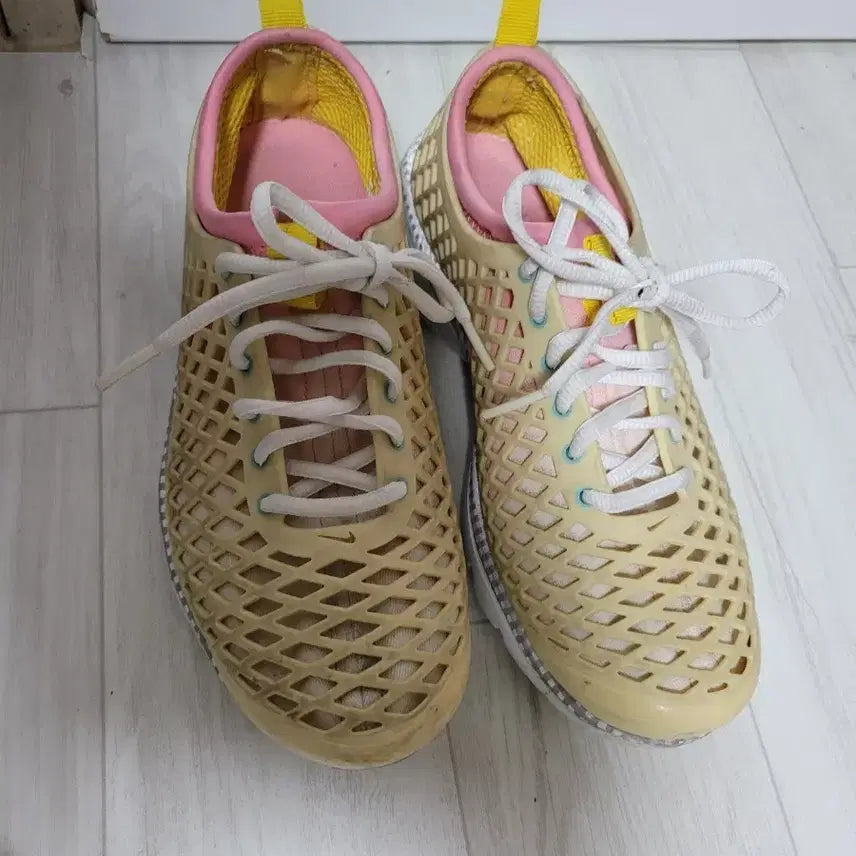 [BUNJANG] Nike Woven Sneakers Yellow Pink Size 235 / 나이키 우븐 스니커즈 235 사이즈입니다. 옐로우와 핑크 색상이 조화롭게
