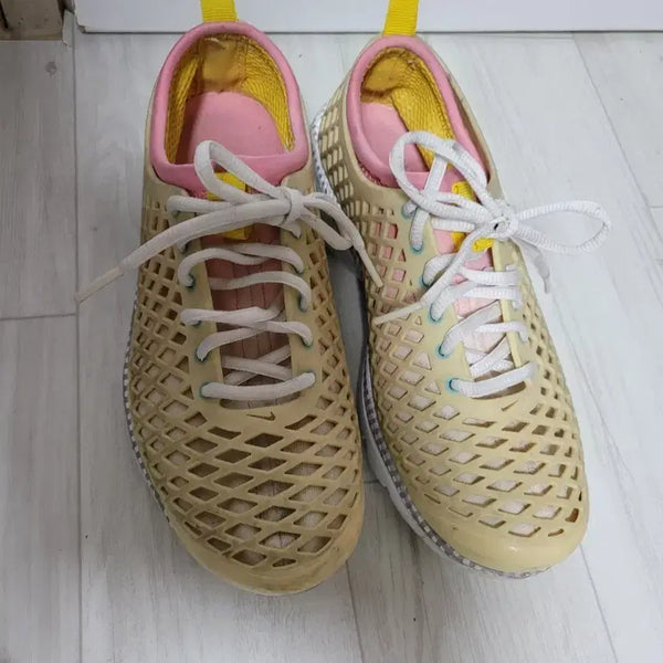 [BUNJANG] Nike Woven Sneakers Yellow Pink Size 235 / 나이키 우븐 스니커즈 235 사이즈입니다. 옐로우와 핑크 색상이 조화롭게