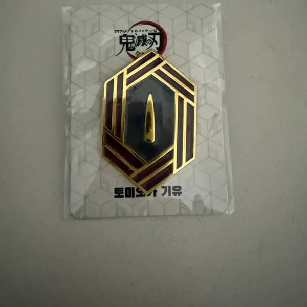 [BUNJANG] Demon Slayer: Kimetsu no Yaiba Exhibition Limited Edition Giyu Water Hashira Nichirin Sword Tsuba Badge / 귀멸의칼날 전시회 MD 금손핀 기유 일륜도 코등이 귀칼 팝업 뱃지