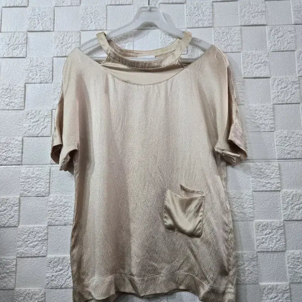 [BUNJANG] Ozsecon Satin Shoulder-Cut Blouse - Beige / 오즈세컨  새틴 숄더컷 블라우스 베이지