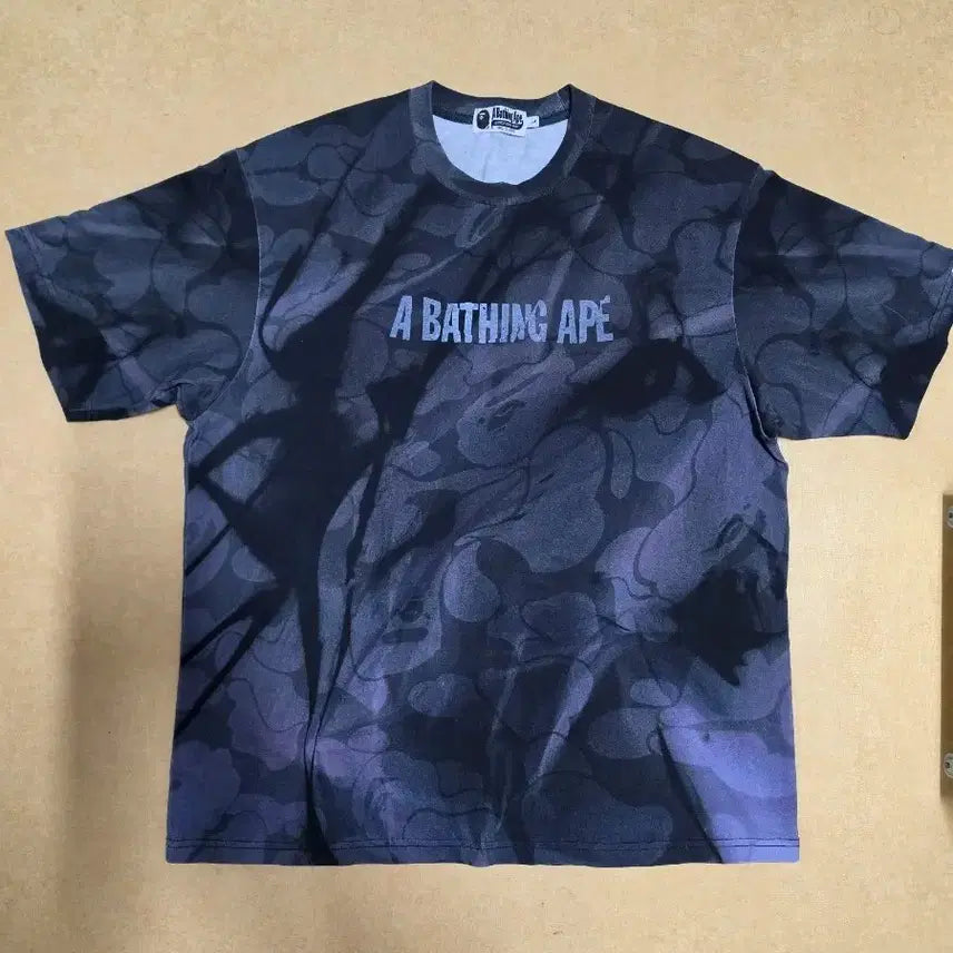[BUNJANG] A BATHING APE Overprint Logo Relaxed Fit T-Shirt / 베이프 오버프린트 로고 릴렉스 핏 티셔츠 L사이즈 팝니다.