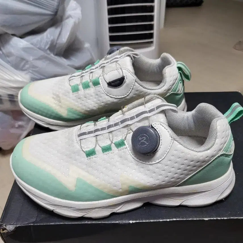 [BUNJANG] RYU White Mint Dial Golf Shoes Sneakers 235mm / RYU 화이트 민트색 다이얼 골프화 운동화 235mm 상태매우좋음