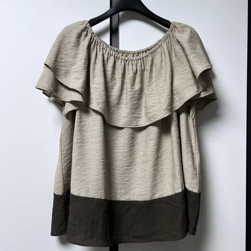 [BUNJANG] Frill Color-Blocked Neck Banding Blouse / 프릴 배색 넥밴딩 블라우스