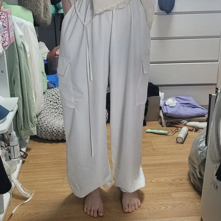 [BUNJANG] White Cargo Jogger Pants with Side Strap Detail / 바스락 아노락 옆끈포인트 화이트 카고 조거 팬츠