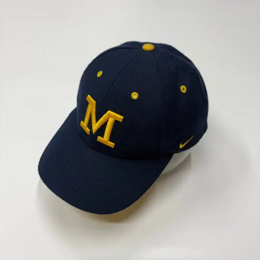 [BUNJANG] 90s Nike Michigan Wolverines Embroidered Logo Ball Cap / 90s Nike 나이키 미시간 울버린즈 M 자수 로고 볼캡 모자