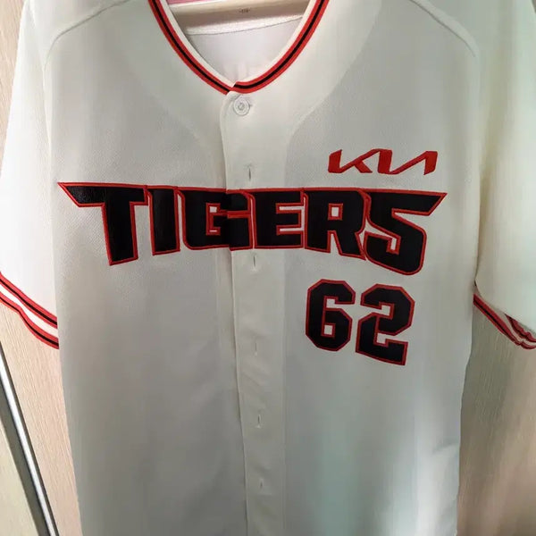 [BUNJANG] Kia Tigers Legend Home Jersey Jung Hae-young Autographed / 기아 타이거즈 레전드 유니폼 정해영 친필 싸인