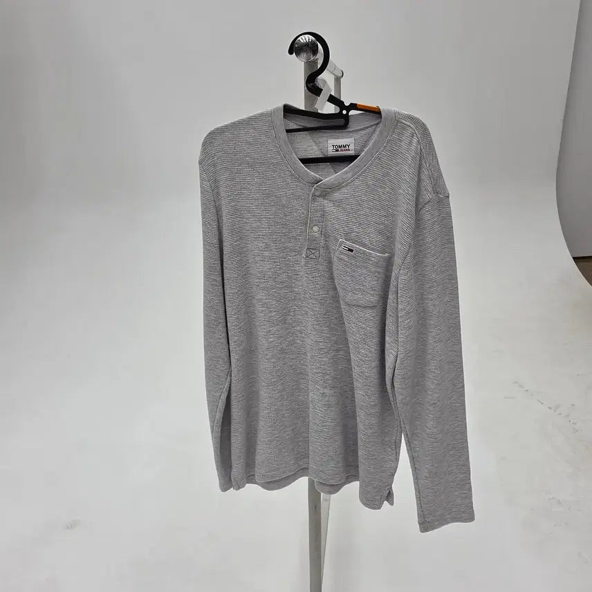 [BUNJANG] Tommy Jeans Gray Waffle Henley Neck Pocket Long Sleeve T-Shirt / 타미진스 그레이 와플 헨리넥 포켓 긴팔 티셔츠